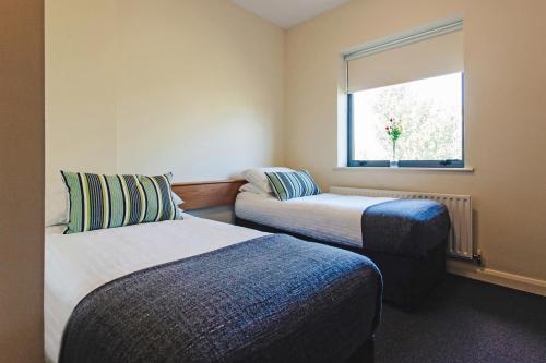 Postel nebo postele na pokoji v ubytování DCU Apartments