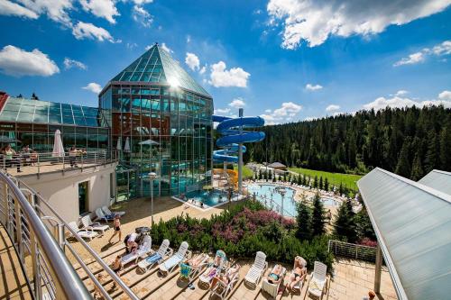 ブコビナ・タトシャンスカにあるHotel BUKOVINAのプールと建物のあるリゾートの景色を望めます。
