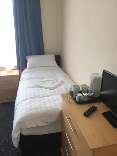 Una cama o camas en una habitación de Southend Central Hotel - Close to Beach, City Centre, Train Station & Southend Airport