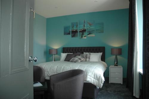 Кровать или кровати в номере Maryfield House Hotel