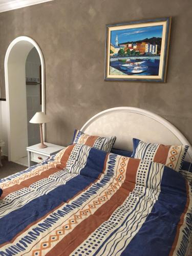 - une chambre avec 2 lits et un tableau mural dans l'établissement La Inna, à Cagnes-sur-Mer