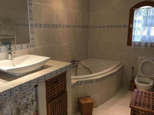 une salle de bain avec une baignoire, un lavabo et des toilettes dans l'établissement La Inna, à Cagnes-sur-Mer