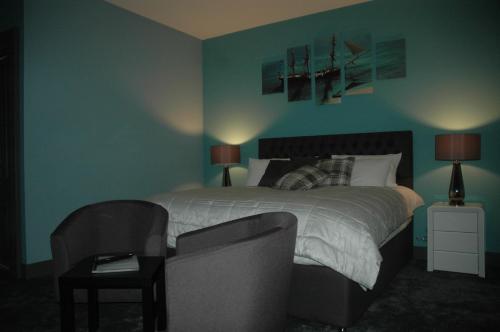 Кровать или кровати в номере Maryfield House Hotel