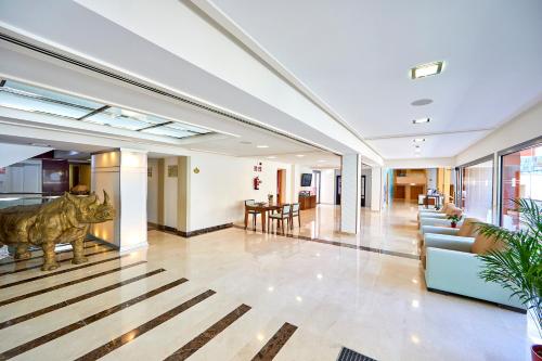 Ο χώρος του λόμπι ή της ρεσεψιόν στο MLL Mediterranean Bay - Adults Only