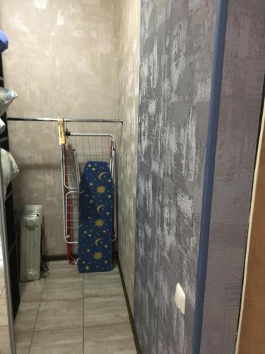 um pequeno corredor com uma mala num quarto em Apartment on the Obolon em Kiev