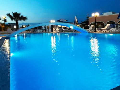 une grande piscine avec un pont bleu dans l'établissement Hotel Lodos, à Karterados