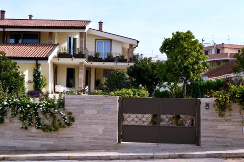 una recinzione con un cancello di fronte a una casa di A CASA DA LISA (exclusive room) a Turi