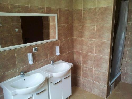 uma casa de banho com um lavatório e um espelho em Hostel Maxim em Varsóvia