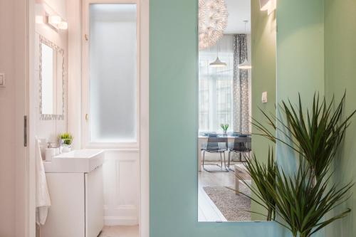 a bathroom with a sink and a mirror at Synagogue Apartment Dohány in Budapest