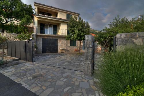 Spacious & Quiet Apartments Kuk Parking, Panoramic View & Terrace