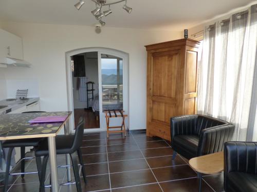 Kuchyň nebo kuchyňský kout v ubytování Chambre d'Hôtes avec kitchenette Vue Mer et montagnes L'Estérel Panoramique
