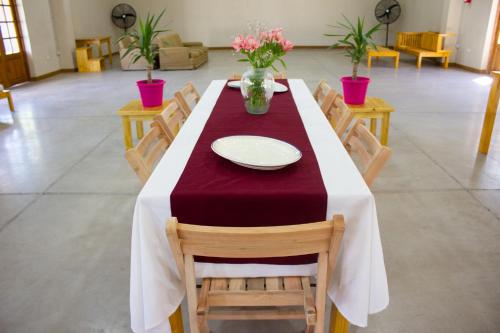 un tavolo con una tovaglia rossa e bianca di El Fulgor - Posada - Chacras de Coria a Mayor Drumond