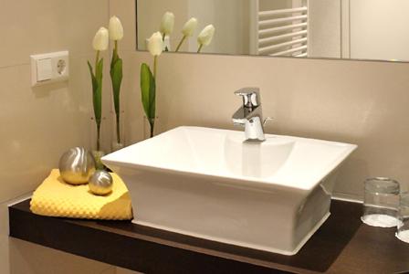 ein Badezimmer mit einem weißen Waschbecken und einem Spiegel in der Unterkunft Hotel Prinzen in Kappelrodeck