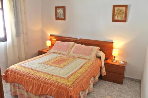 アルガロボにあるCasa Tita Lauraのベッドルーム1室(ベッド1台、ナイトスタンド2台、ランプ2つ付)