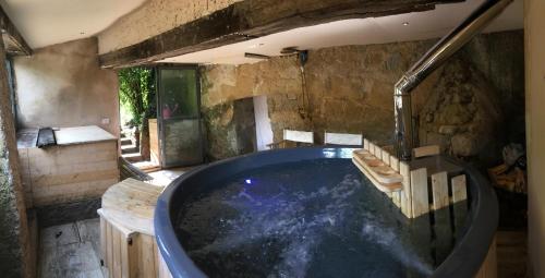 La grande salle de bains est pourvue d'une baignoire avec de l'eau. dans l'établissement La Cannara, à Marta