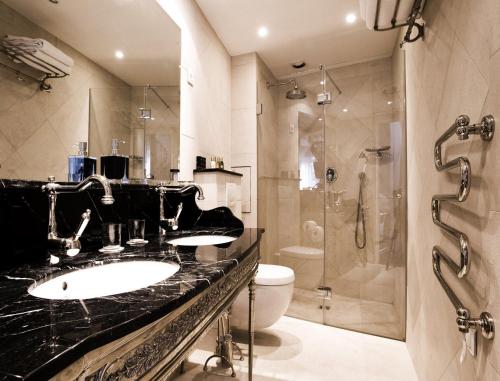 a bathroom with two sinks and a shower at Boutique Hôtel Konfidentiel in Paris