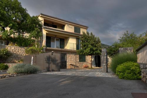 Spacious & Quiet Apartments Kuk Parking, Panoramic View & Terrace
