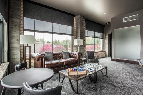 Гостиная зона в Ironworks Hotel Indy