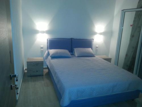 um quarto com uma cama grande e 2 almofadas em Villa Bloom em Achladies