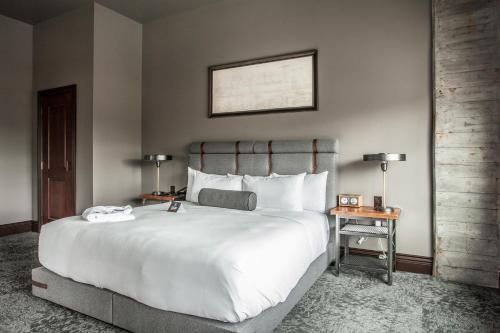Кровать или кровати в номере Ironworks Hotel Indy