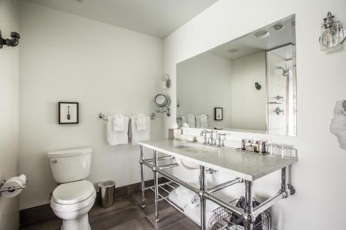 Ванная комната в Ironworks Hotel Indy