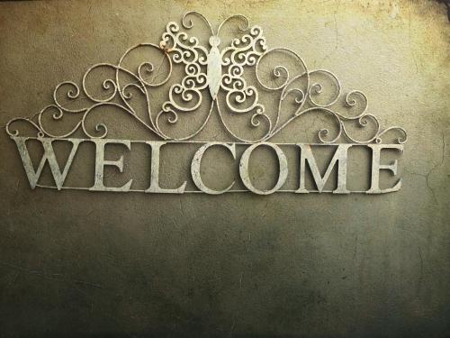 a metal welcome sign with the word welcome at Revenir in Middelburg