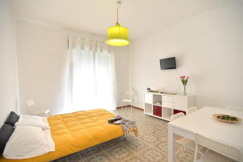 een slaapkamer met een bed en een witte tafel bij Tizi Apartments Porto in Maiori