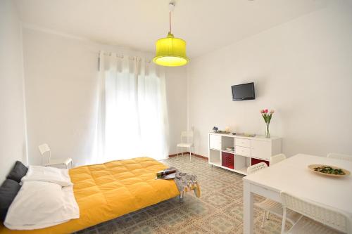 マイオーリにあるTizi Apartments Portoのベッドルーム1室(ベッド1台、白いテーブル付)