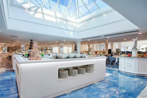 eine Lobby mit einem Weihnachtsbaum auf dem Tresen in der Unterkunft Grupotel Los Príncipes & Spa in Playa de Muro