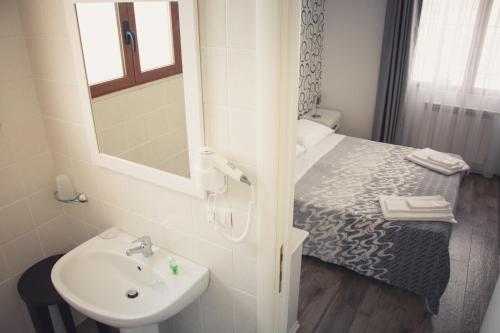 een kleine badkamer met een wastafel en een bed bij Miramurgia B&B in Gravina in Puglia