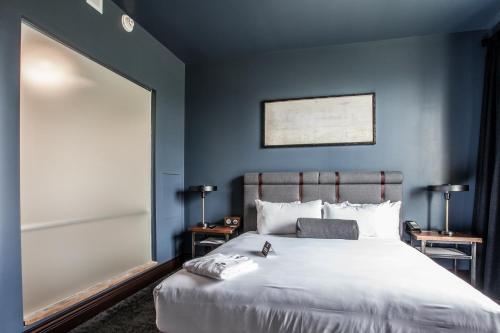 Кровать или кровати в номере Ironworks Hotel Indy