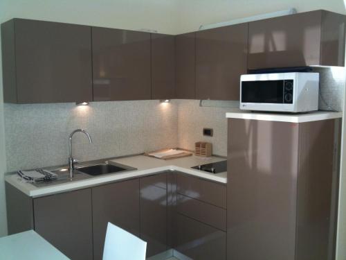 a kitchen with a microwave and a sink at Residence Atlantic in Alassio