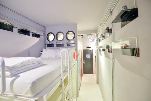 une salle d'hôpital avec un lit et deux miroirs dans l'établissement Collection O Jasaen Stylish Unique Hotel, à Bangkok