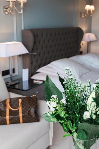 Una cama o camas en una habitación de Hotel Les Bories & Spa
