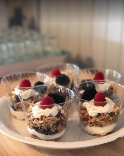 une assiette avec quatre desserts dans des gobelets en plastique sur une table dans l'établissement Inkwell Beach Cottage, à Oak Bluffs