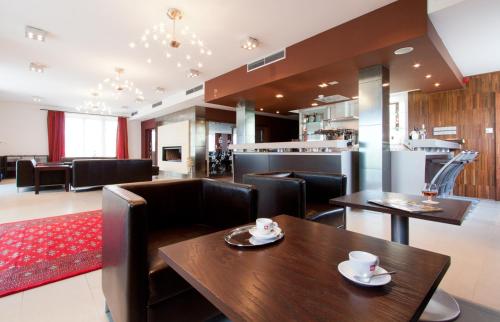 a dining room with a table and chairs at Penzion Ravence in Liptovský Trnovec