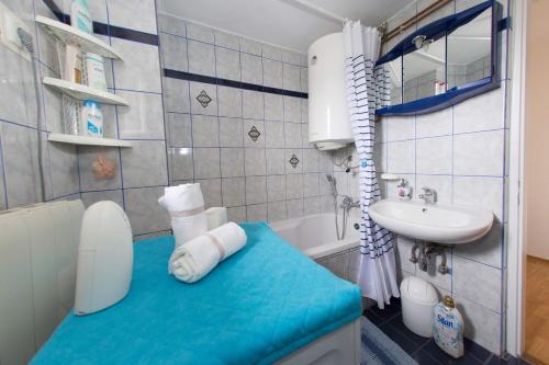 un bagno con un water e un lavandino di Apartman Antea a Otočac