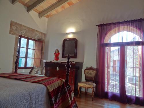 um quarto com uma cama e uma janela em Esglesia 10 em Alcudia