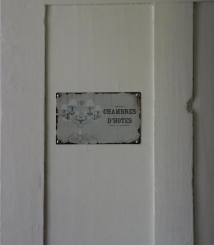 a sign on a door that says patients drugs at Chambres et table L' échappée in Bouvesse-Quirieu