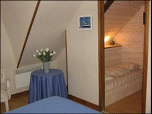 Tempat tidur dalam kamar di Gîte La MER