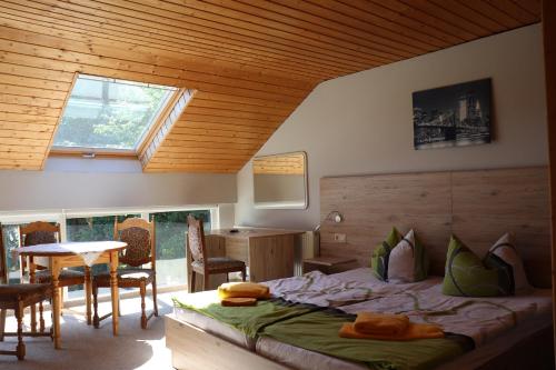 1 dormitorio con 1 cama, mesa y sillas en Pension Hubertushof Monteurunterkunft en Freiberg