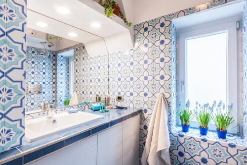 bagno con lavandino e specchio di Explore the Amalfi Coast from a Cosy Home in Sorrento Centre a Sorrento