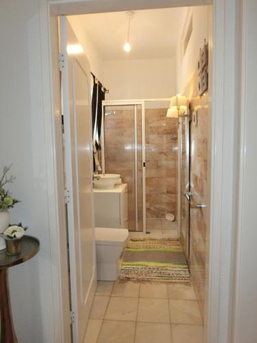 カリェタにあるCasa Mariasのバスルーム(シャワー、トイレ付)