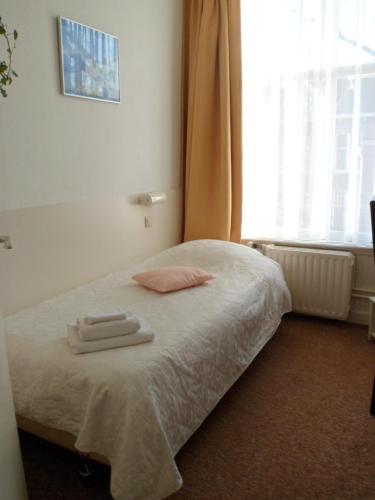 Llit o llits en una habitació de Staten Hotel