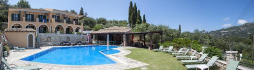 una casa con piscina y algunas sillas en Villa Birlis, en Liapades