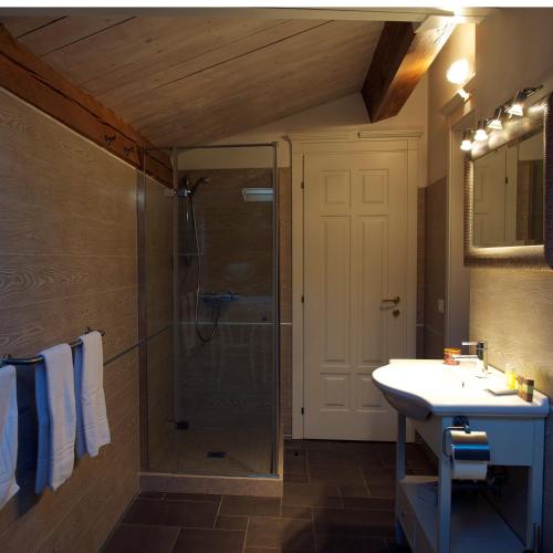 a bathroom with a shower and a sink at M Club De Luxe B&B in Ravenna