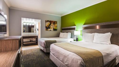 Tempat tidur dalam kamar di Best Western InnSuites Phoenix Hotel & Suites