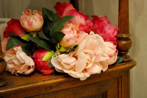 un bouquet de fleurs assis sur une table dans l'établissement Le Macine Relais, à Cairo Montenotte
