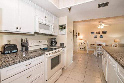 Η κουζίνα ή μικρή κουζίνα στο Intercoastal Beach Suite