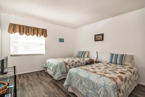 Postel nebo postele na pokoji v ubytování Intercoastal Beach Suite